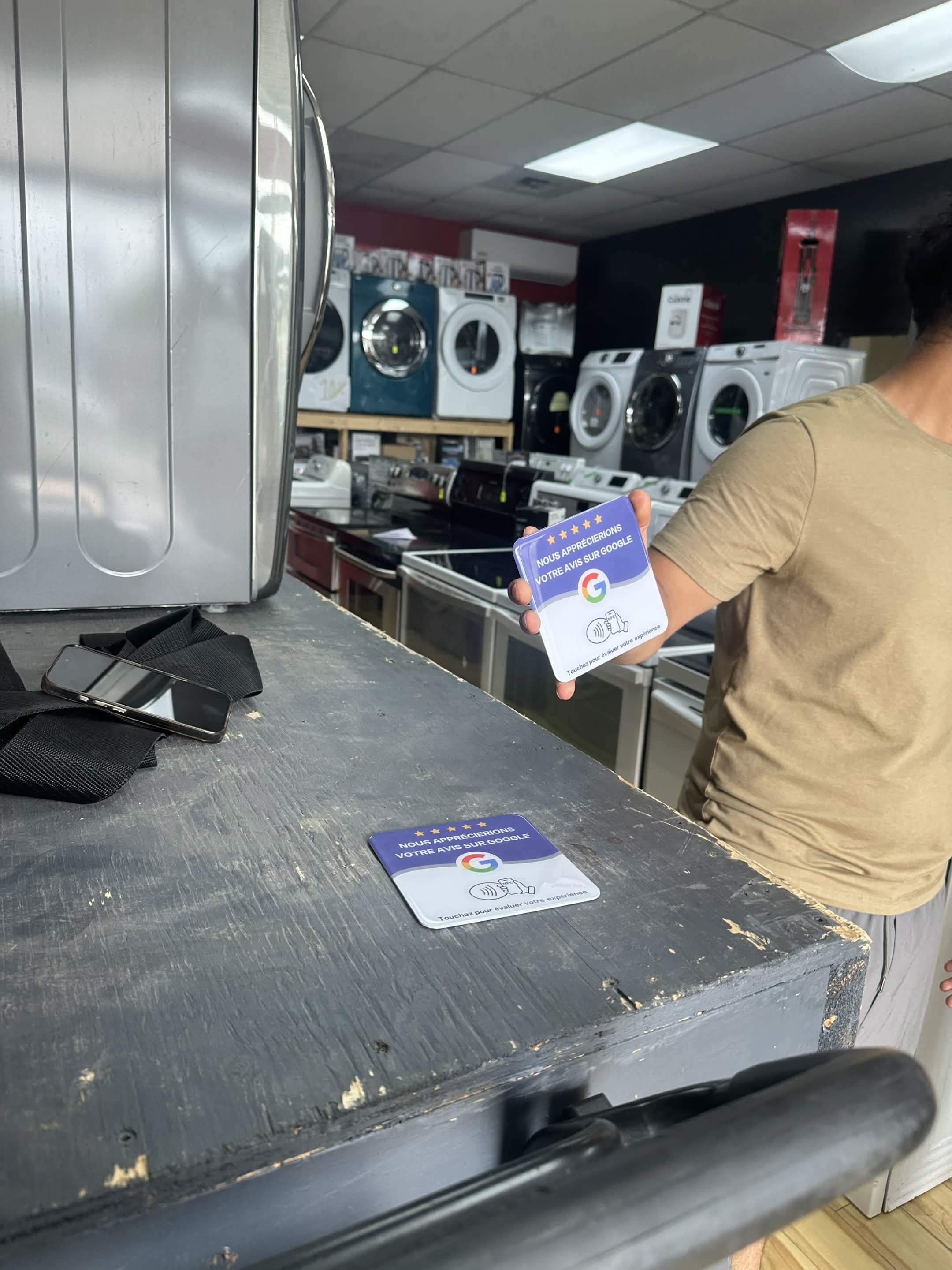 Panneau NFC Google Review sur un comptoir client