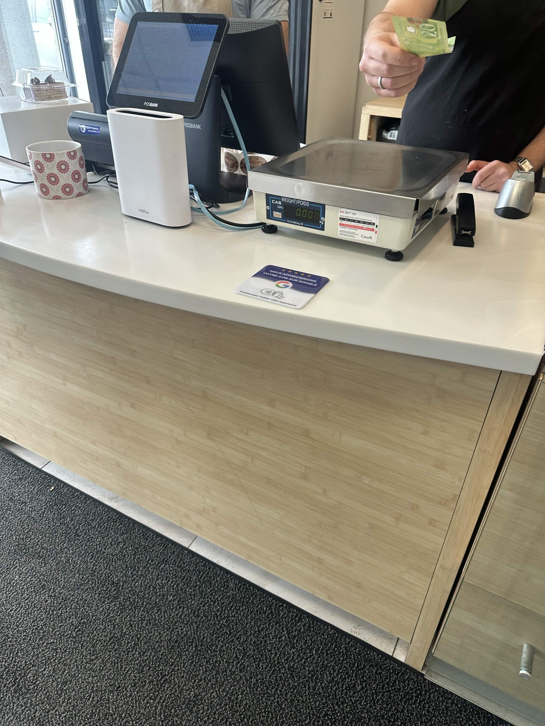 Panneau NFC Google Review visible à la caisse d'un client