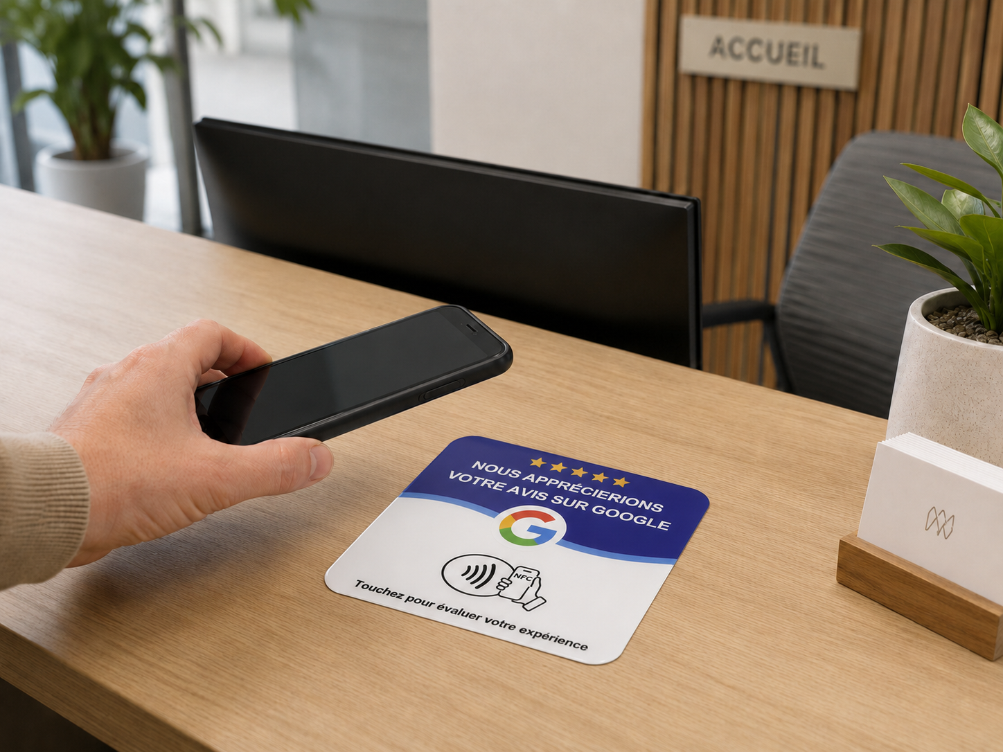 Panneau NFC placé à l'entrée d'un commerce