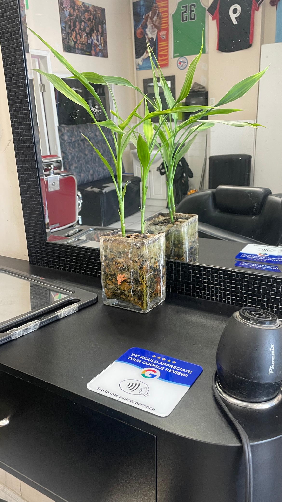 Panneau NFC Google Review dans un salon